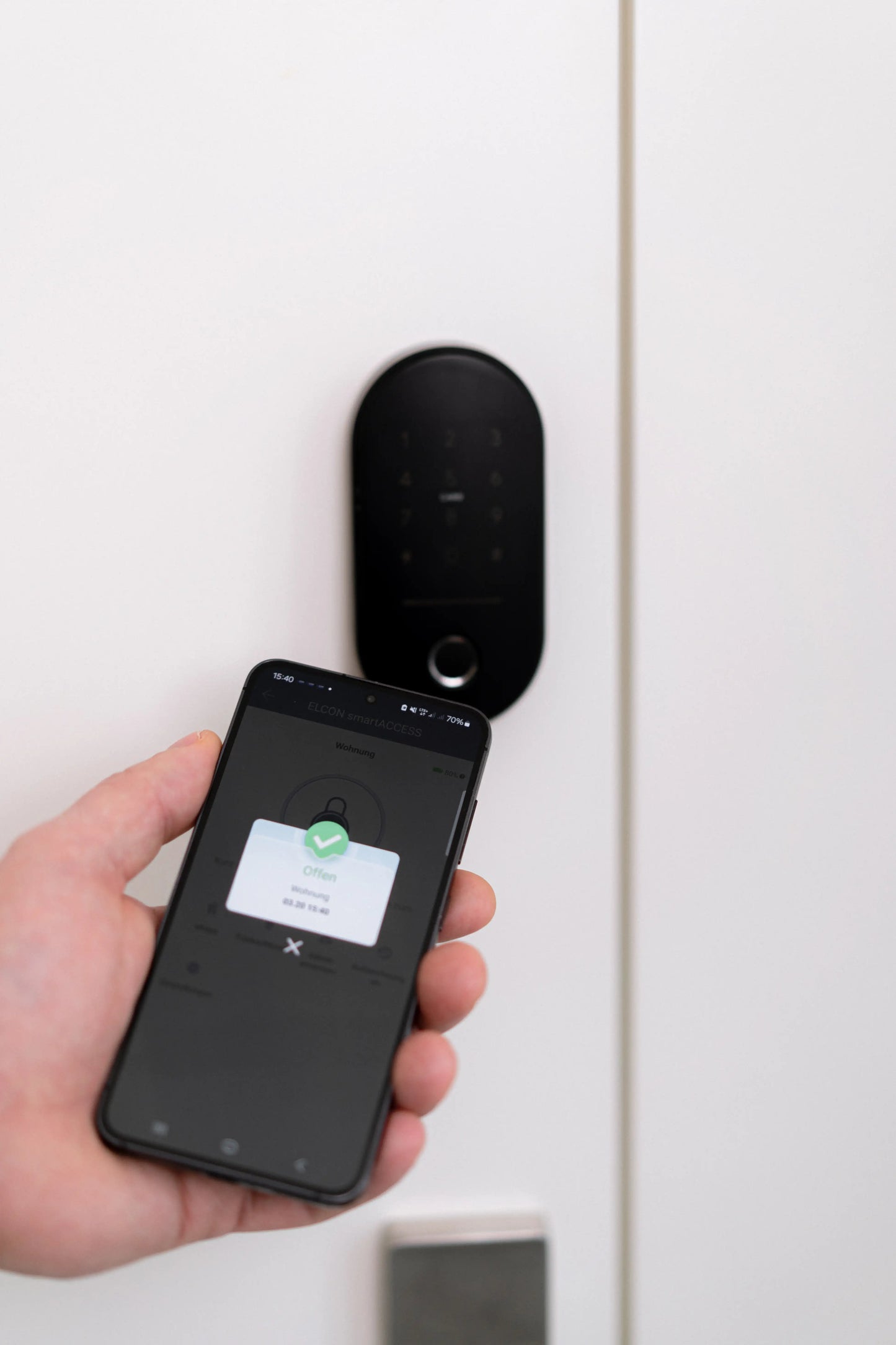 Smartphone-App-oeffnet-Smartes Türschloss