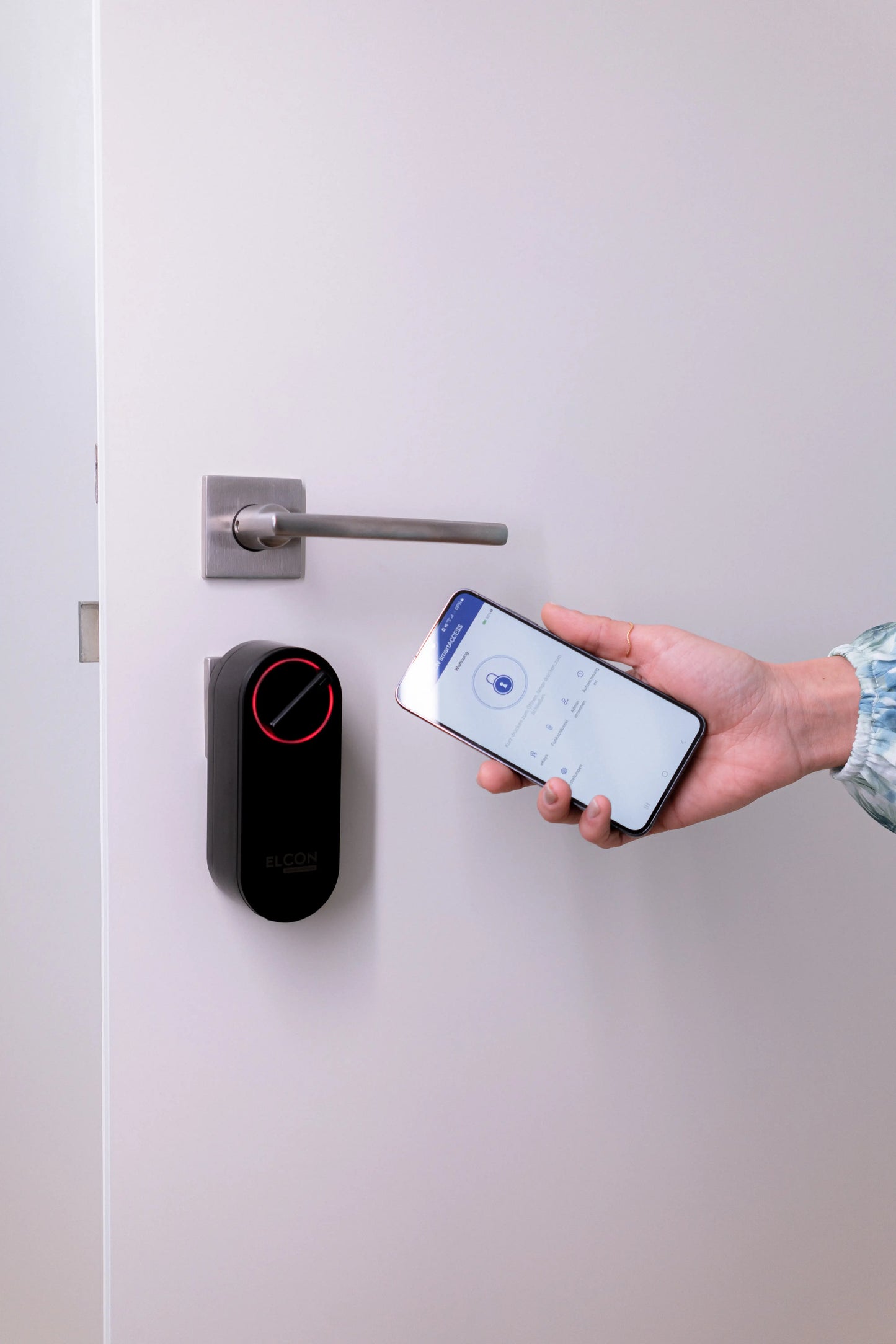 Smartphone App öffnet Smart Lock
