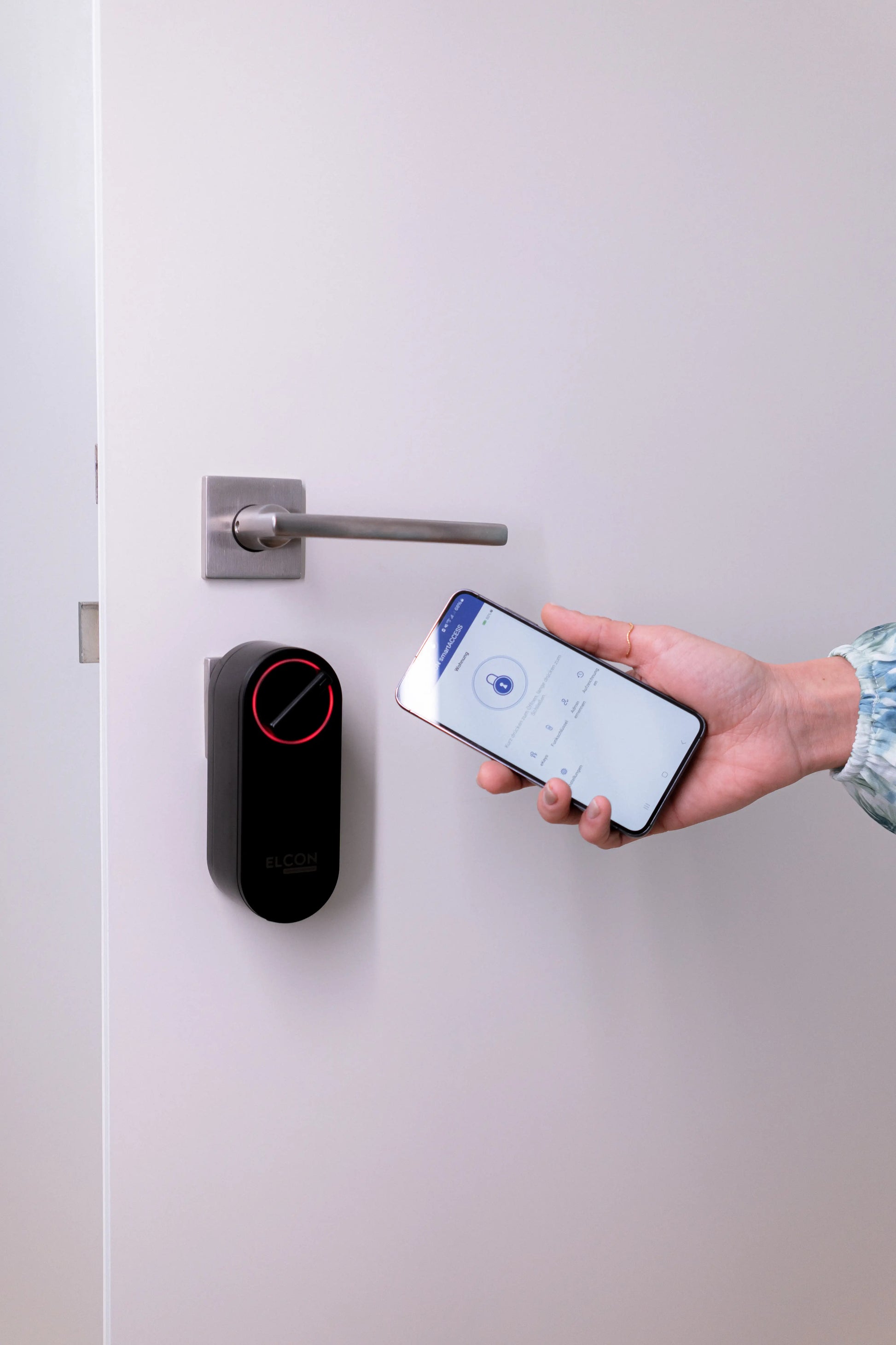 Smartphone App öffnet Smart Lock