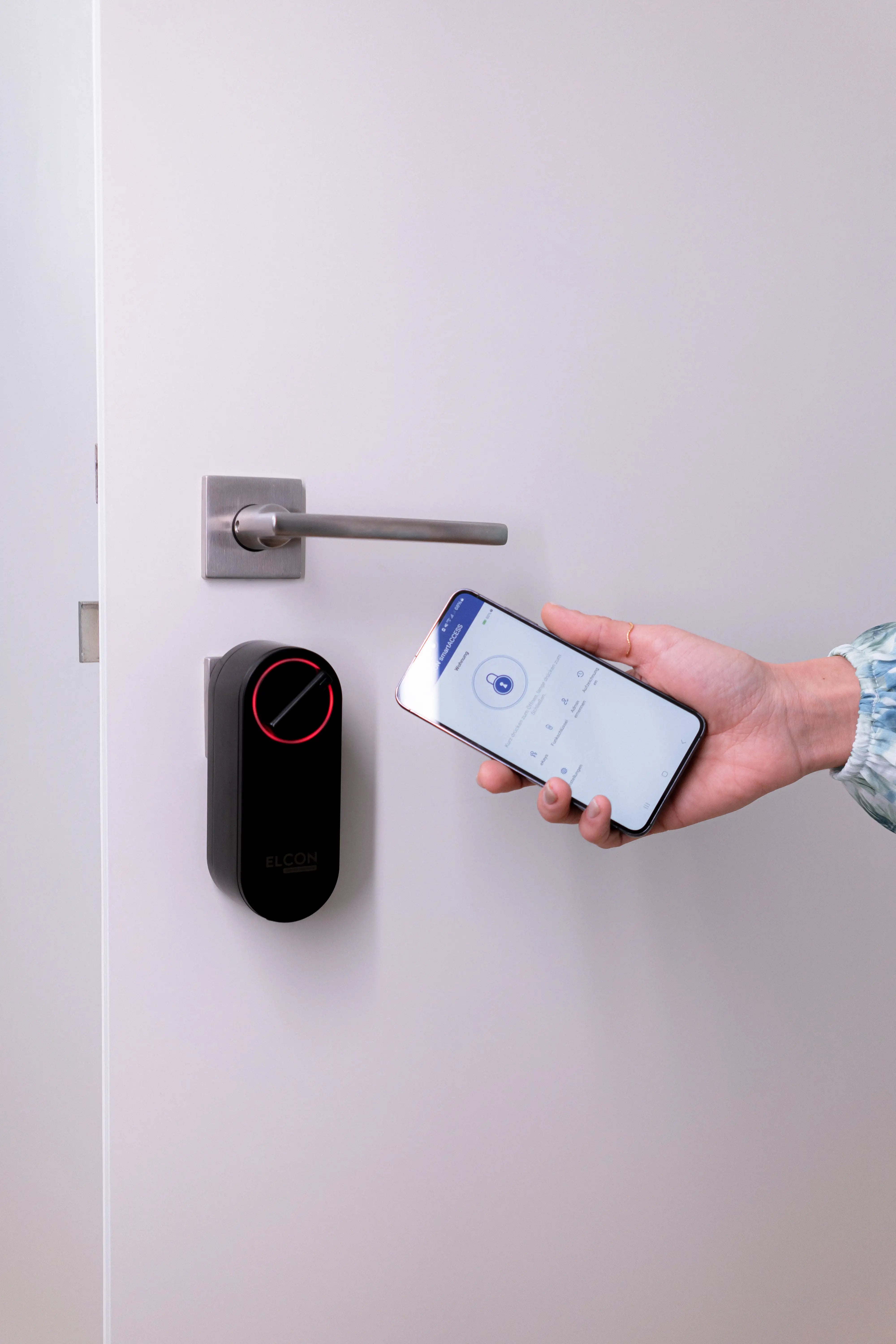 Smartphone App öffnet smartes Türschloss