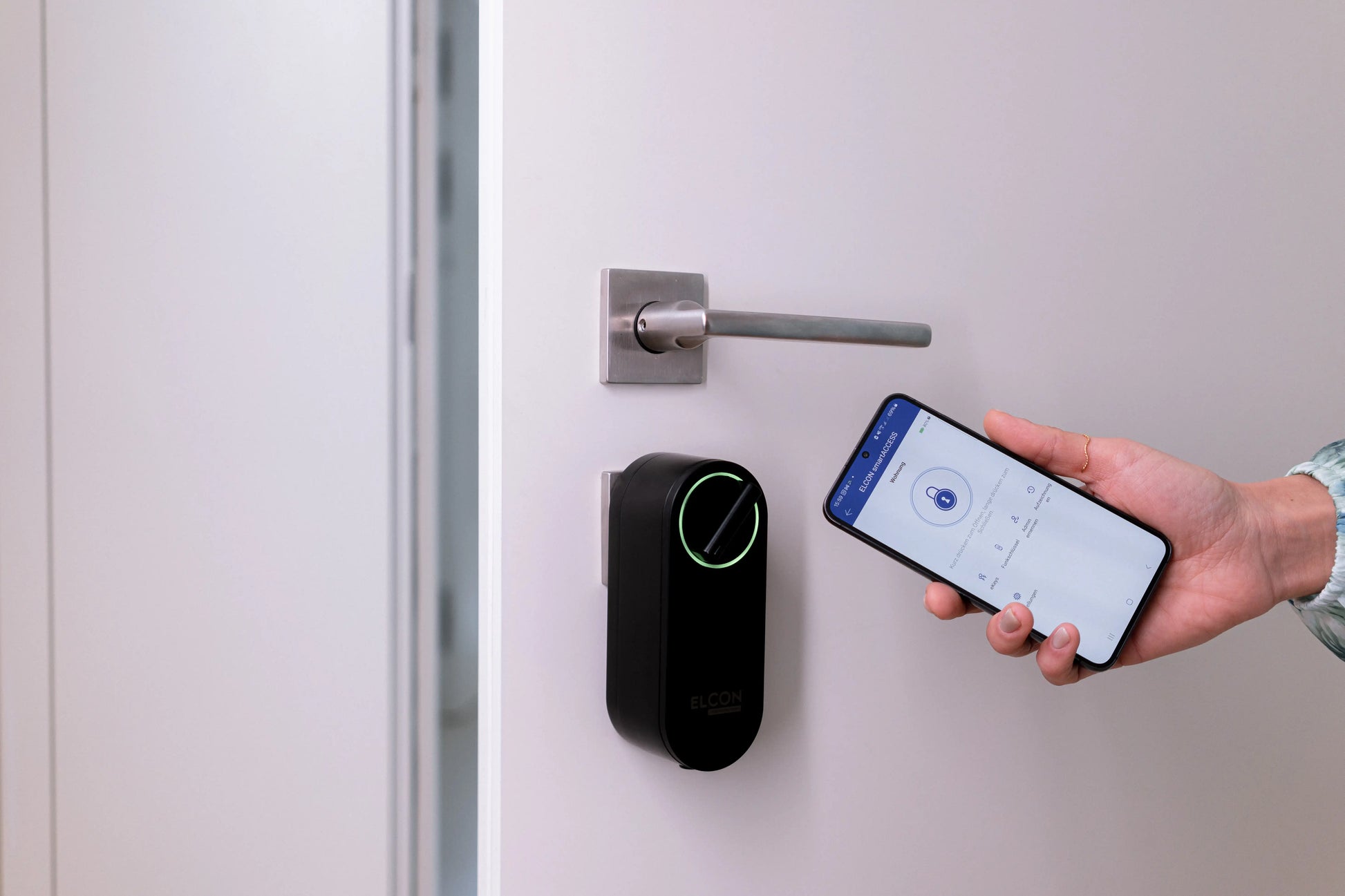 Smartphone öffnet Smart Lock